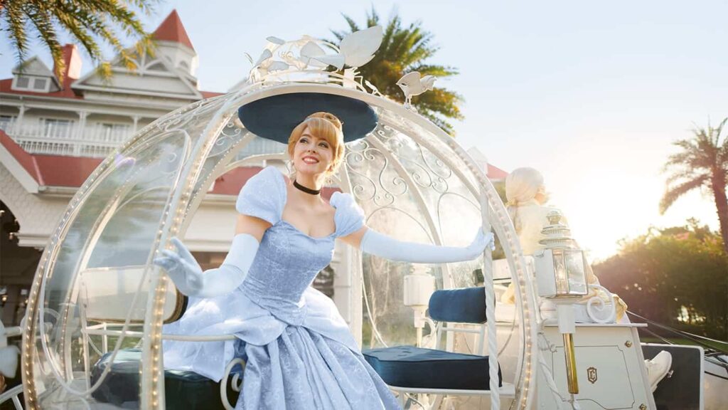 Cinderella chegando na sua carruagem no Hotel Disney's Grand Floridian o mais tradicional hotel de luxo em todo o Walt Disney World Resort em Orlando na Florida