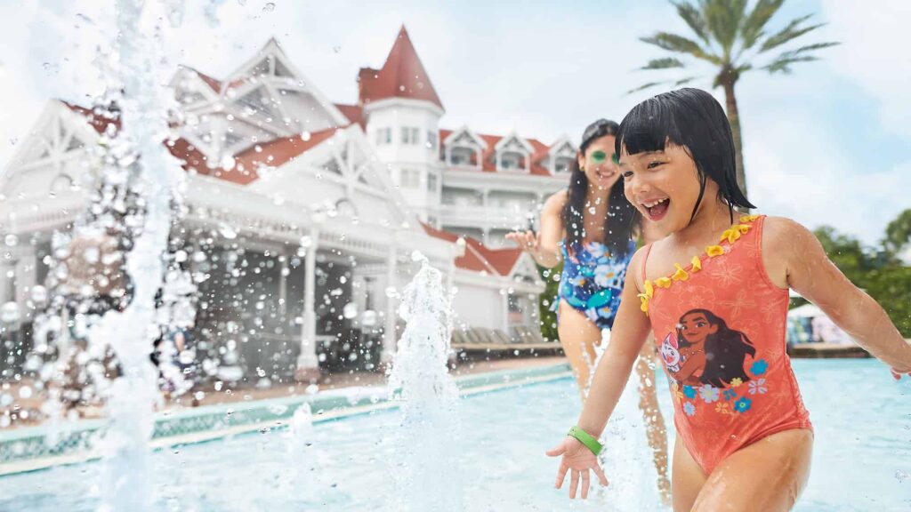 Menina brinca com sua mãe na piscina do Hotel Disney's Grand Floridian o mais tradicional hotel de luxo em todo o Walt Disney World Resort em Orlando na Florida