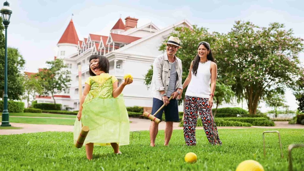 Família joga Croquet no Hotel Disney's Grand Floridian o mais tradicional hotel de luxo em todo o Walt Disney World Resort em Orlando na Florida