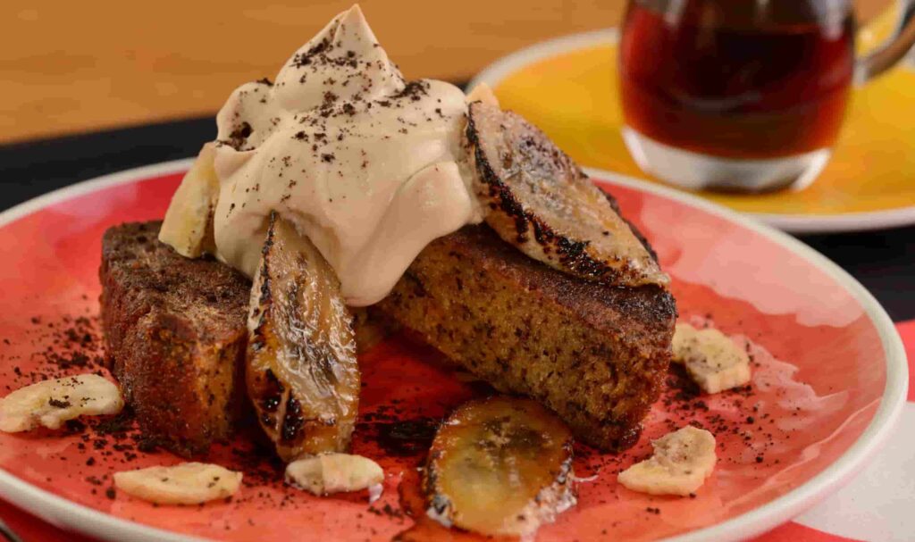 Comida servida no jantar do restaurante Chef Mickey's que tem café da manhã e jantar com personagens