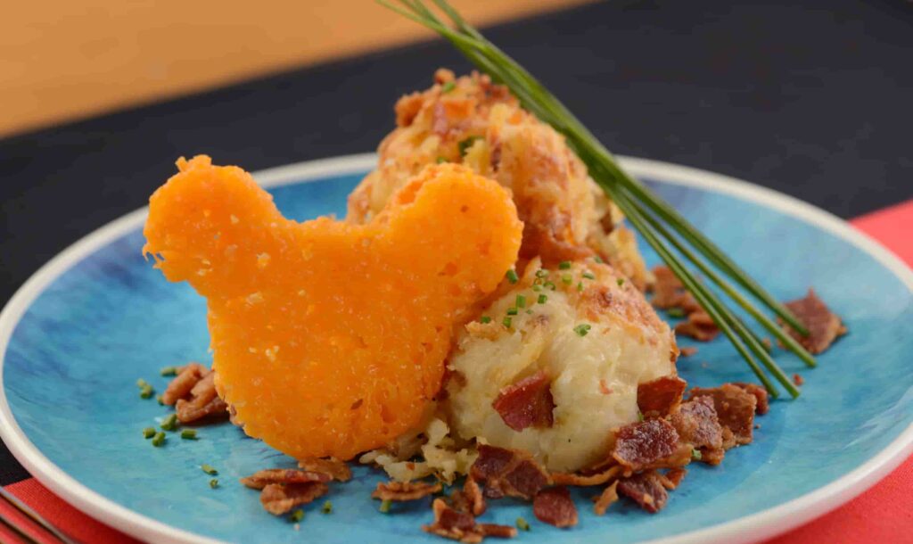 Comida servida no jantar do restaurante Chef Mickey's que tem café da manhã e jantar com personagens