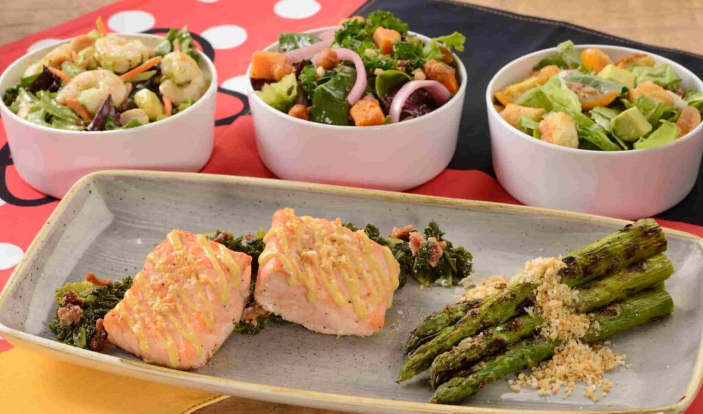 Comida servida no jantar do restaurante Chef Mickey's que tem café da manhã e jantar com personagens