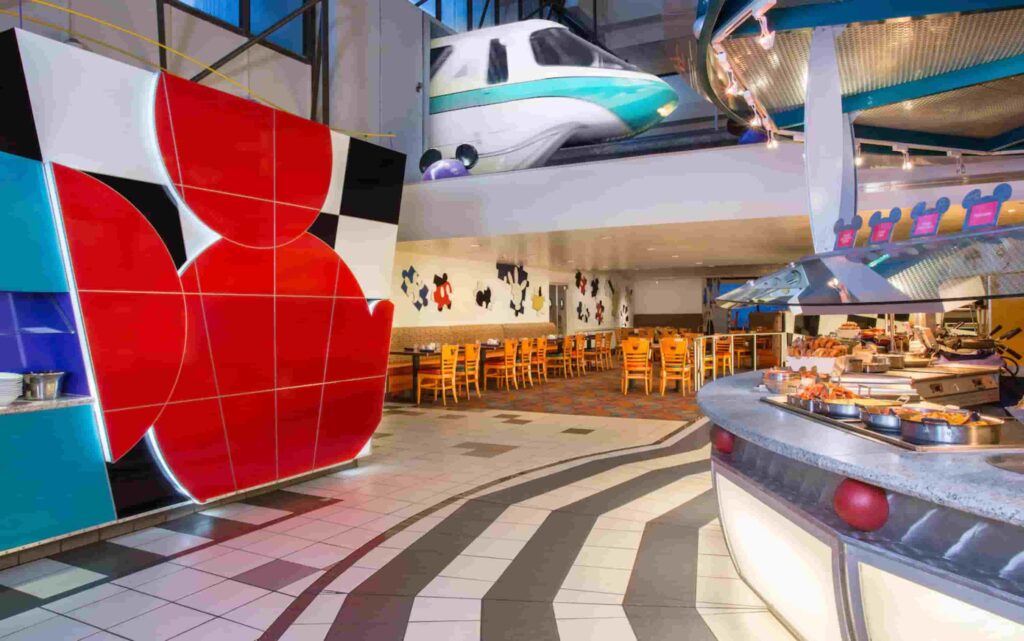 Restaurante Chef Mickey's que tem café da manhã e jantar com personagens
