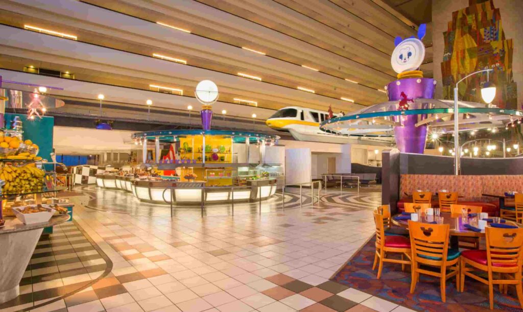 Restaurante Chef Mickey's que tem café da manhã e jantar com personagens