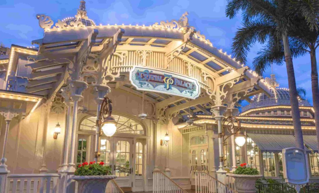 Fachada do restaurante Crystal Palace onde é possível encontrar o Ursinho Pooh e seus amigos durante refeições no café da manhã, almoço e jantar