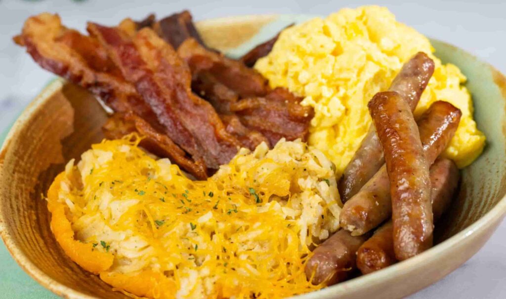 Comida servida no café da manhã do restaurante Crystal Palace onde é possível encontrar o Ursinho Pooh e seus amigos durante refeições no café da manhã, almoço e jantar