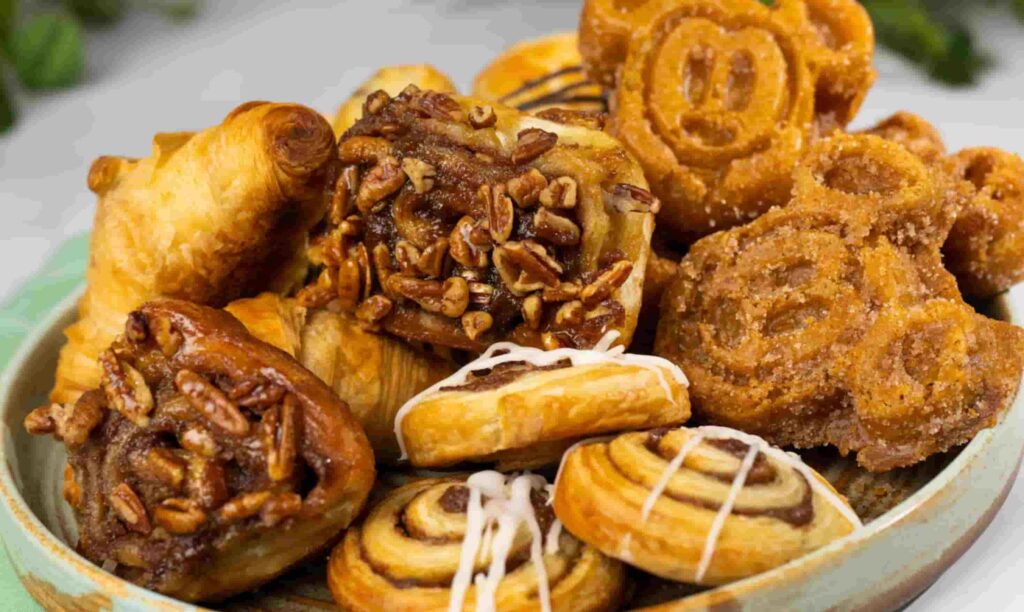 Comida servida no café da manhã do restaurante Crystal Palace onde é possível encontrar o Ursinho Pooh e seus amigos durante refeições no café da manhã, almoço e jantar