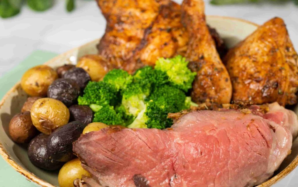 Comida servida no almoço e jantar do restaurante Crystal Palace onde é possível encontrar o Ursinho Pooh e seus amigos durante refeições no café da manhã, almoço e jantar