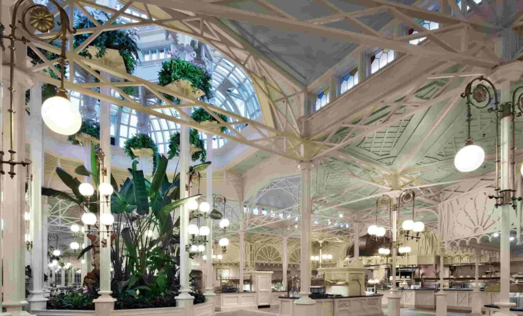 Interior do restaurante Crystal Palace onde é possível encontrar o Ursinho Pooh e seus amigos durante refeições no café da manhã, almoço e jantar