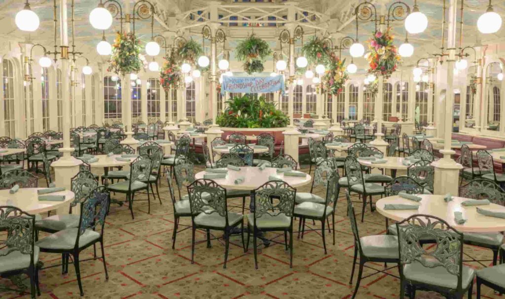 Interior do restaurante Crystal Palace onde é possível encontrar o Ursinho Pooh e seus amigos durante refeições no café da manhã, almoço e jantar