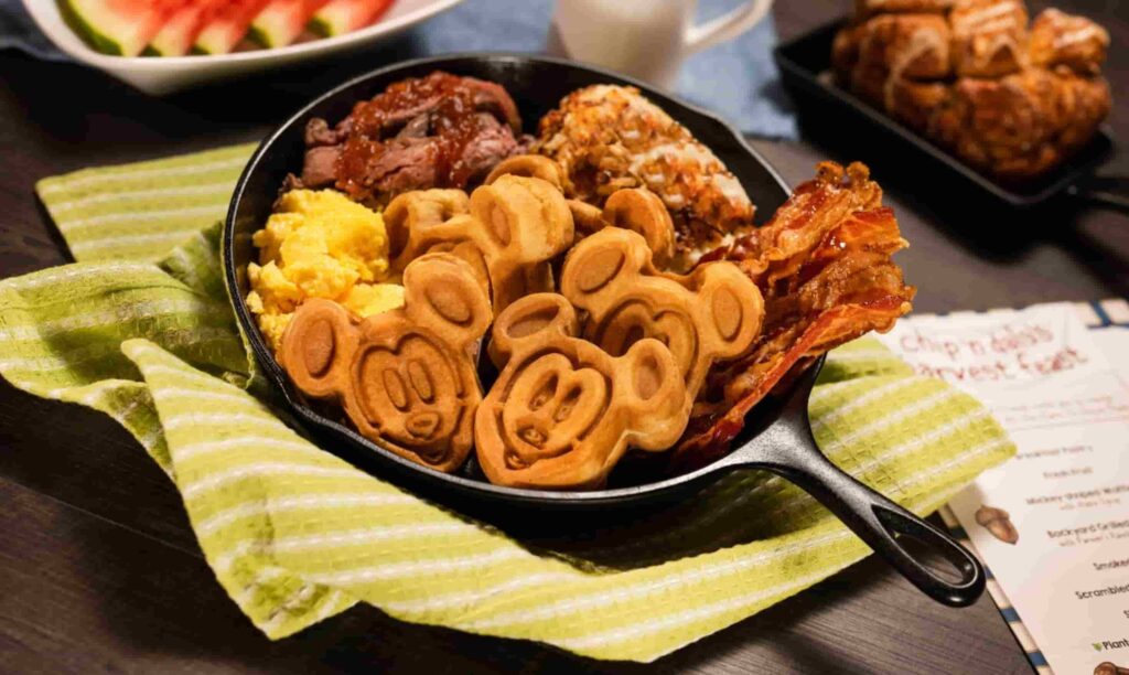 comida servida no café da manhã do restaurante Garden Grill no parque temática Epcot em Walt Disney World Resort que conta com personagens no café da manhã, almoço e jantar