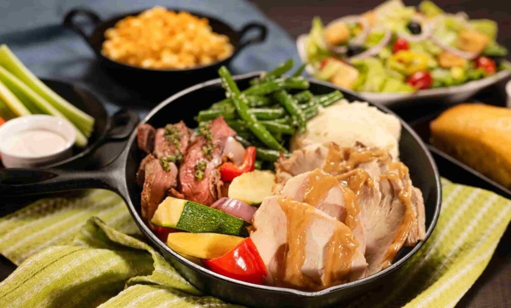 Comida servida no almoço e jantar no restaurante Garden Grill no parque temática Epcot em Walt Disney World Resort que conta com personagens no café da manhã, almoço e jantar