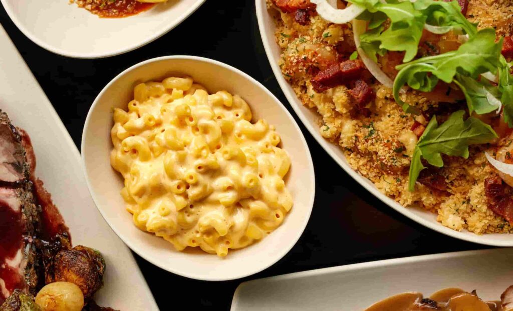 Comida servida no restaurante Hollywood & Vine no Hollywood Studios que oferece experiência com personagens no Café da manhã, almoço e jantar