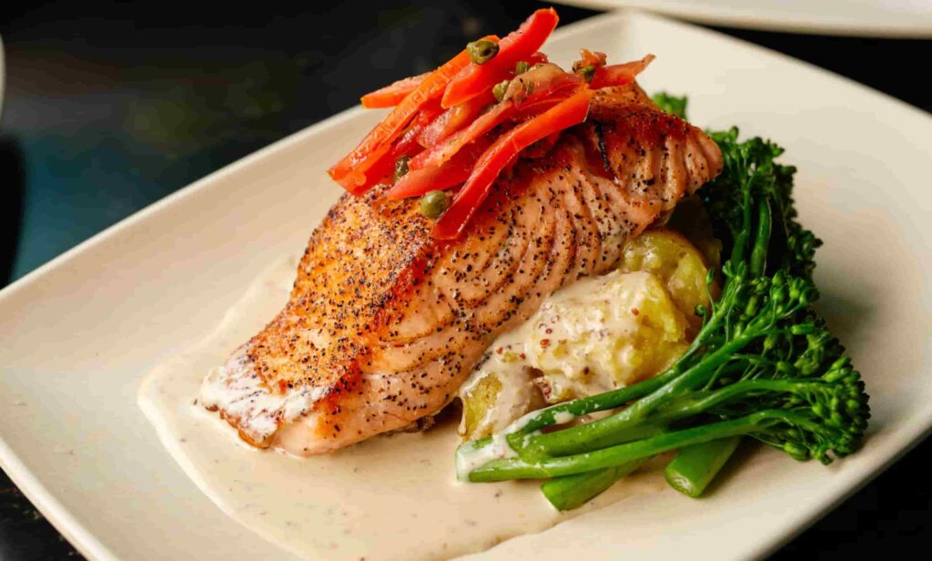 Comida servida no restaurante Hollywood & Vine no Hollywood Studios que oferece experiência com personagens no Café da manhã, almoço e jantar