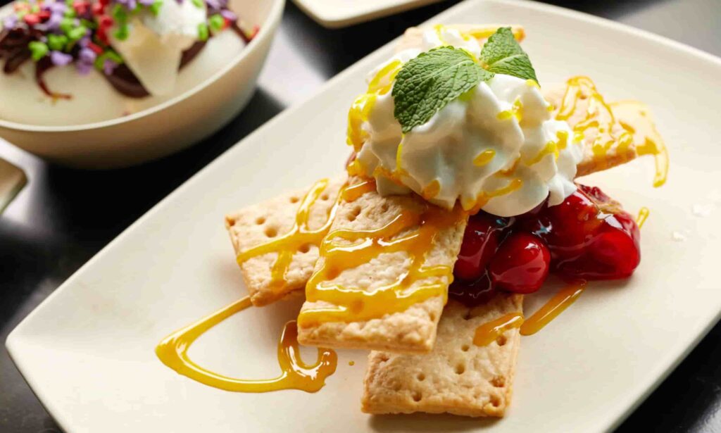 Comida servida no restaurante Hollywood & Vine no Hollywood Studios que oferece experiência com personagens no Café da manhã, almoço e jantar