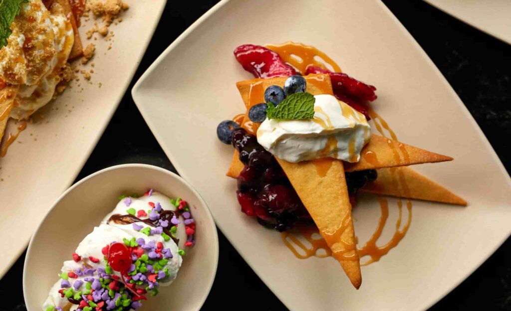 Comida servida no restaurante Hollywood & Vine no Hollywood Studios que oferece experiência com personagens no Café da manhã, almoço e jantar