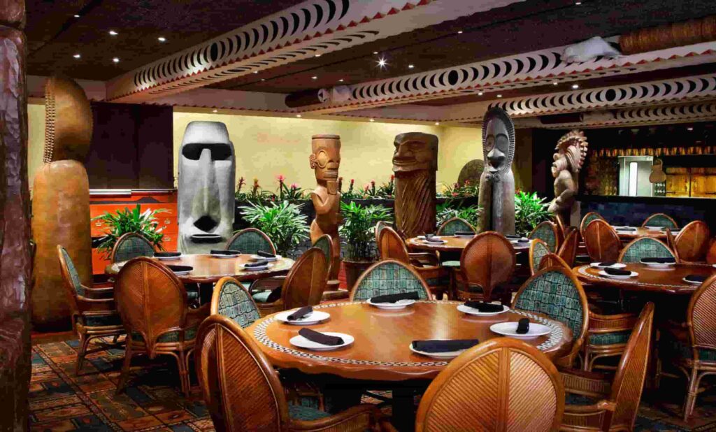 Restaurante Ohana que no café da manhã tem os personagens de Lilo & Stitch, além do Mickey e Pluto no hotel Polynesian Resort em Walt Disney World