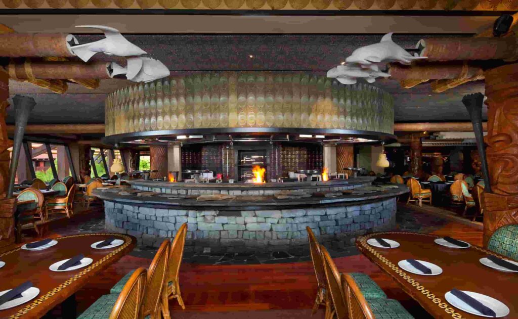 Restaurante Ohana que no café da manhã tem os personagens de Lilo & Stitch, além do Mickey e Pluto no hotel Polynesian Resort em Walt Disney World