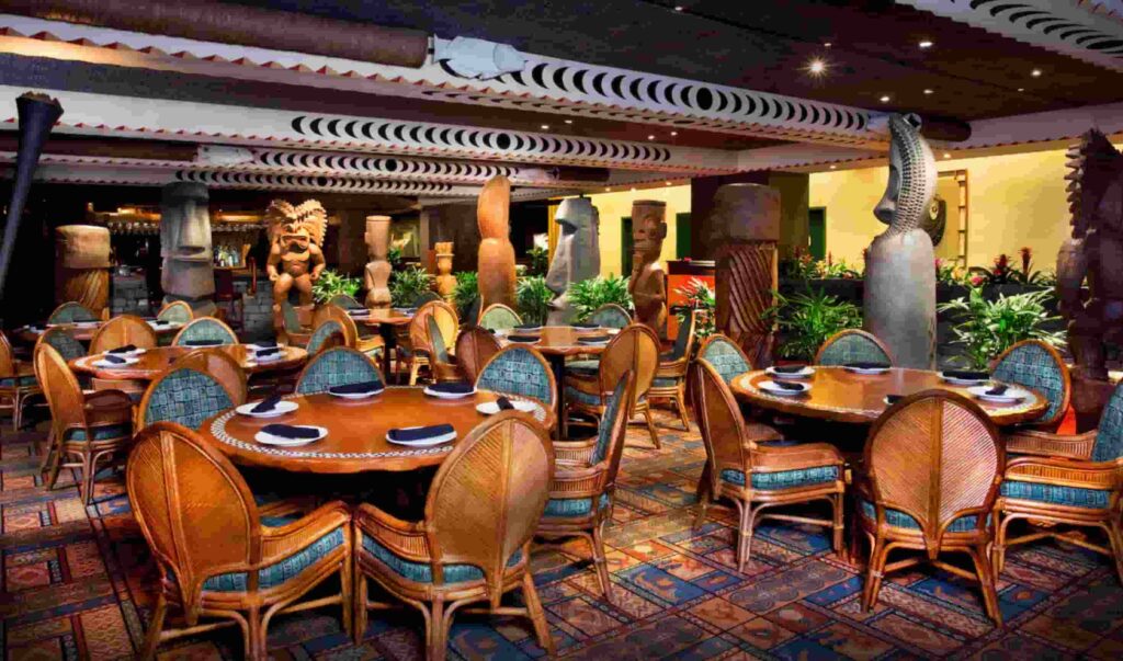 Restaurante Ohana que no café da manhã tem os personagens de Lilo & Stitch, além do Mickey e Pluto no hotel Polynesian Resort em Walt Disney World