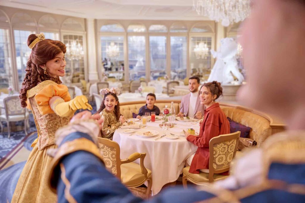 Na Disneyland Paris há refeições com personagens onde é possível encontrar a Bela