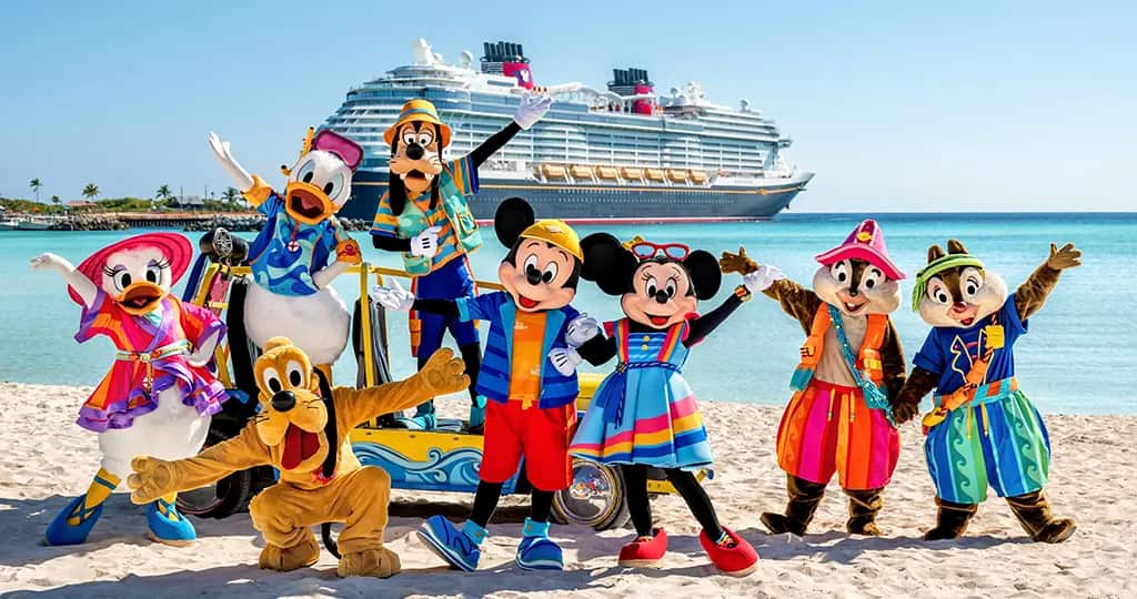 Donald, Pateta, Pluto, Minnie, Mickey, Tico e Teco fazem pose na Castaway Cay, ilha privativa da Disney Cruise Line nas Bahamas