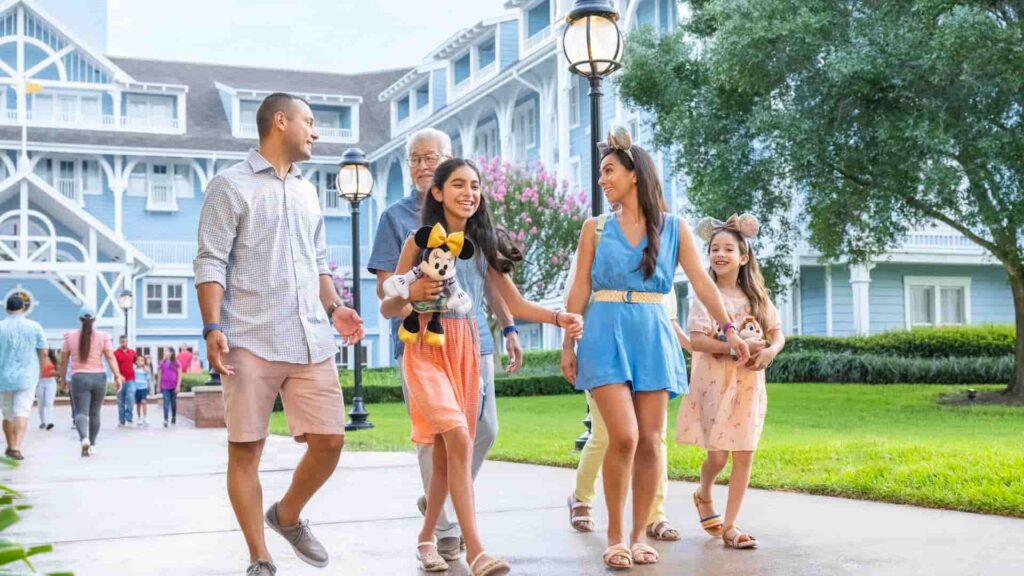 Família saindo animada com pelúcia da Minnie nas mãos do Hotel de Luxo que fica no Disney's Beach Club Resort em Orlando