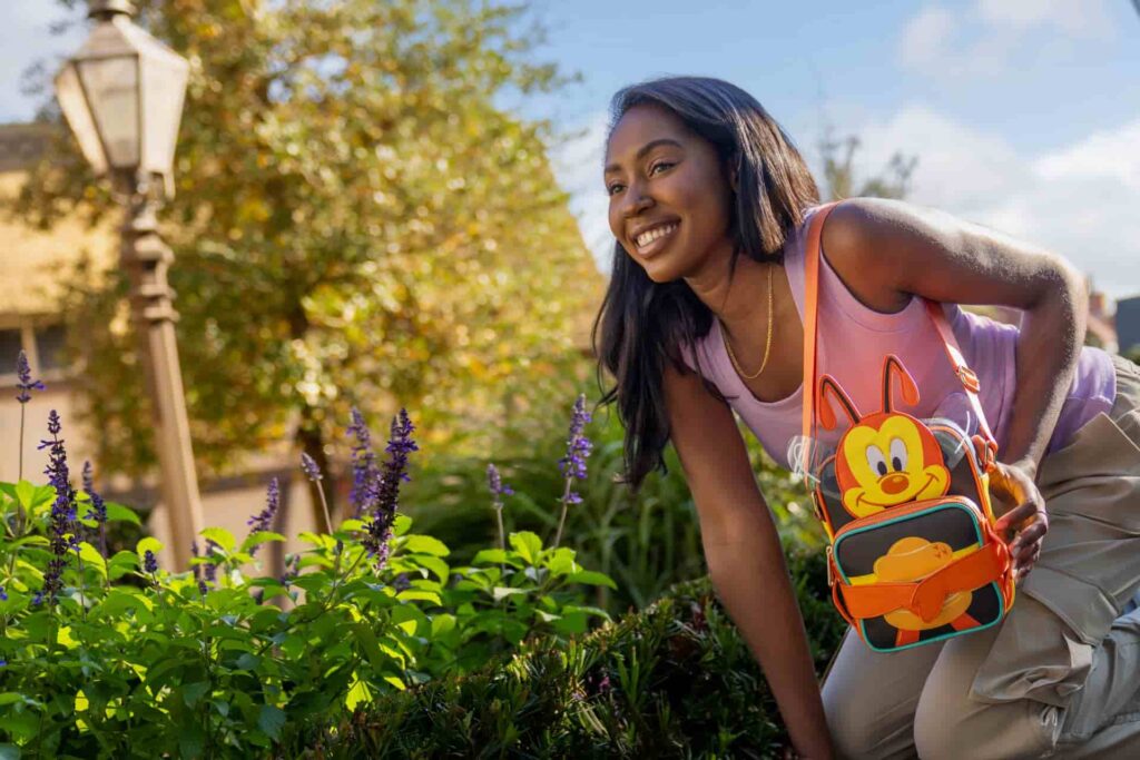Mulher exibe sua mochila loungefly de abelhinha, simbolo do Festival Flower and Garden no Epcot em Watl Disney World Resort