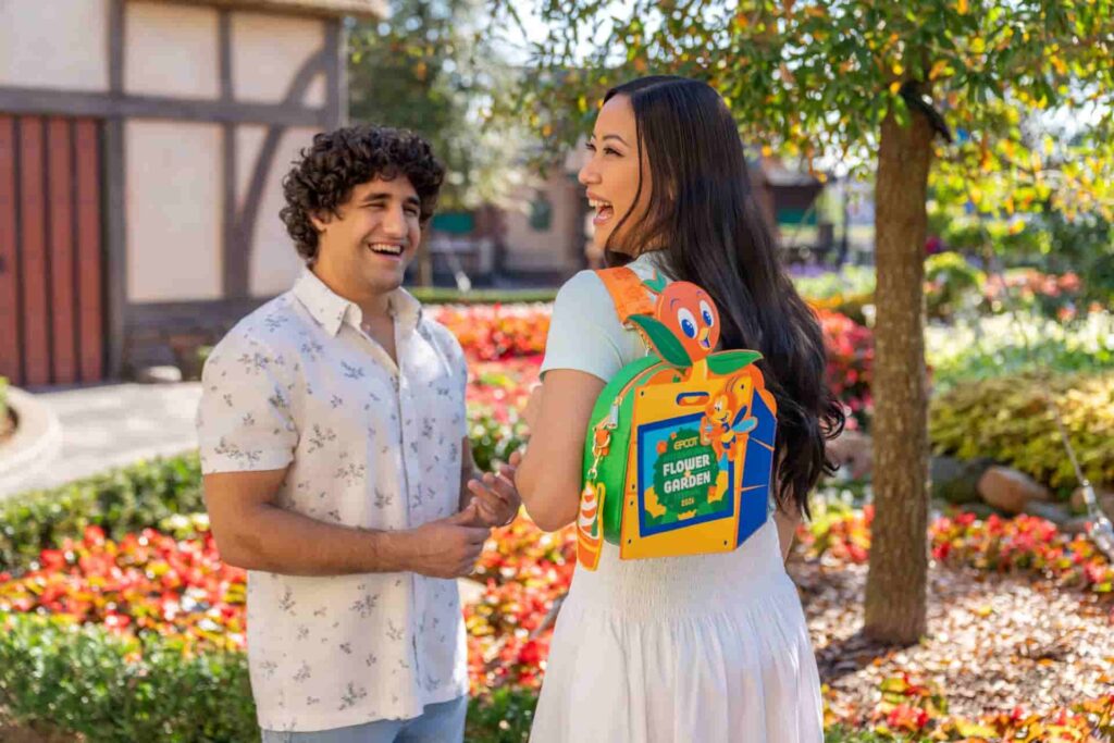 Mulher exibe sua mochila loungefly de abelhinha, simbolo do Festival Flower and Garden no Epcot em Watl Disney World Resort