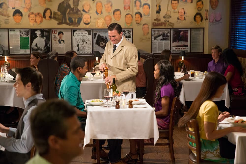 Casal é servido durante jantar em um dos restaurantes no Hotel Hard Rock Cafe no complexo da Universal Orlando Resort, um hotel de luxo com direito a Express Pass