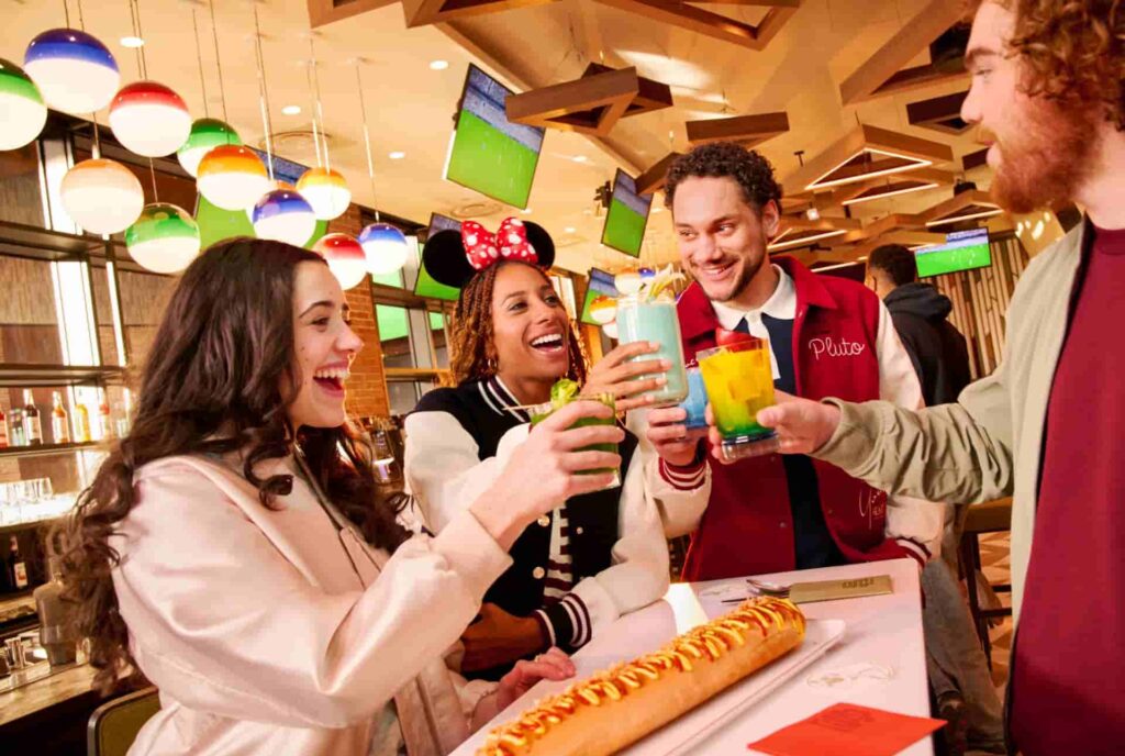 Grupo de amigos brinda enquanto divide a comida na Disneyland Paris