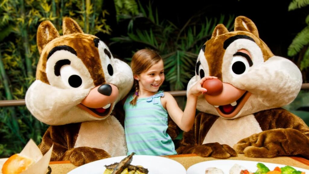Menina interage com Tico e Teco durante refeição no restaurante Garden Grill no parque temática Epcot em Walt Disney World Resort que conta com personagens no café da manhã, almoço e jantar