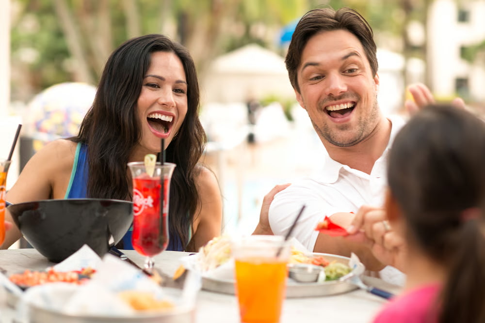 Familia se diverte no Hotel Hard Rock Cafe no complexo da Universal Orlando Resort, um hotel de luxo com direito a Express Pass