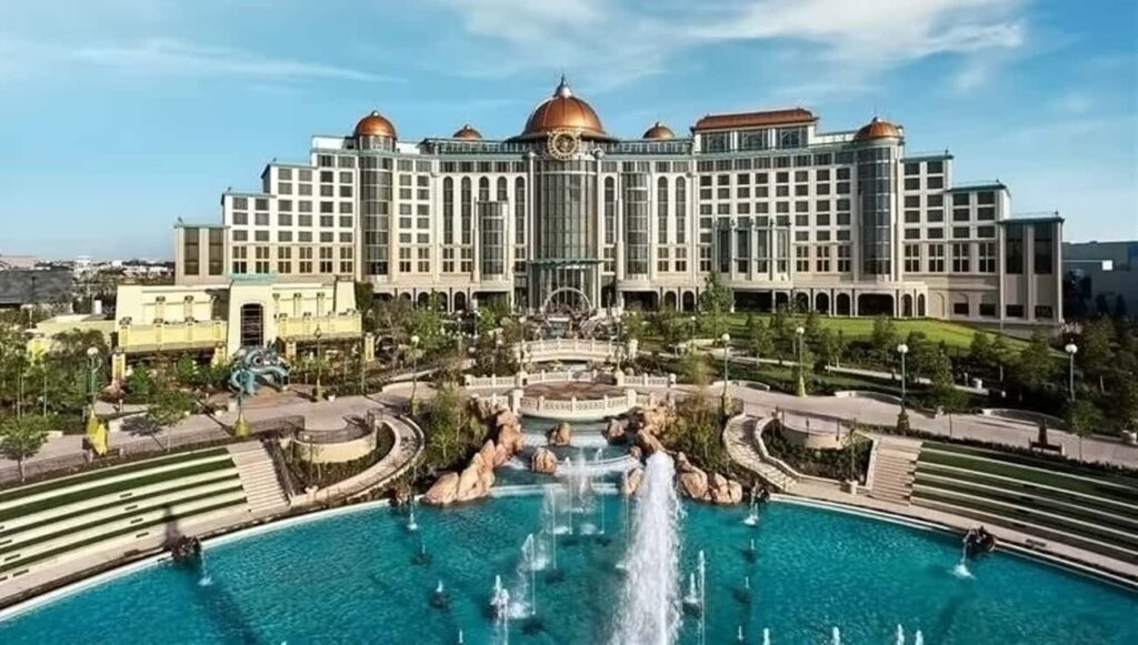 Fachada do Grand Helios Hotel, hotel de luxo do complexo da Universal de Orlando que fica no parque temático Epic Universe, com entrada exclusiva ao parque