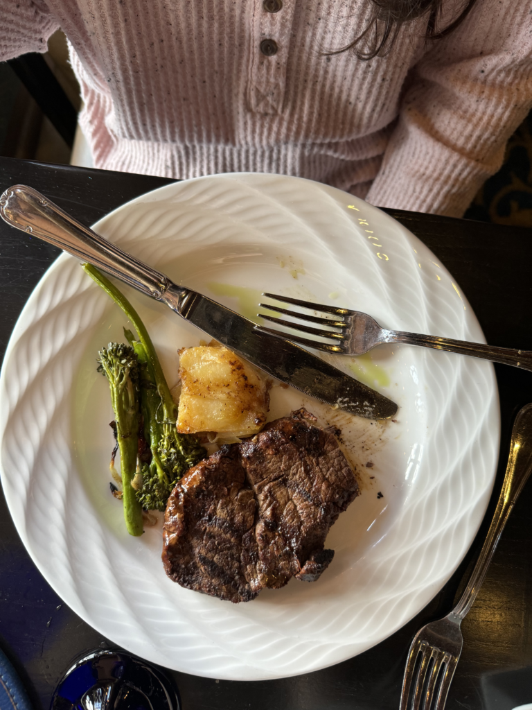 Comida servida no almoço do Restaurante Cinderella's Royal Table fica dentro do parque Magic Kingdom no Castelo da Cinderela e tem a presença das princesas no café da manhã, almoço e jantar
