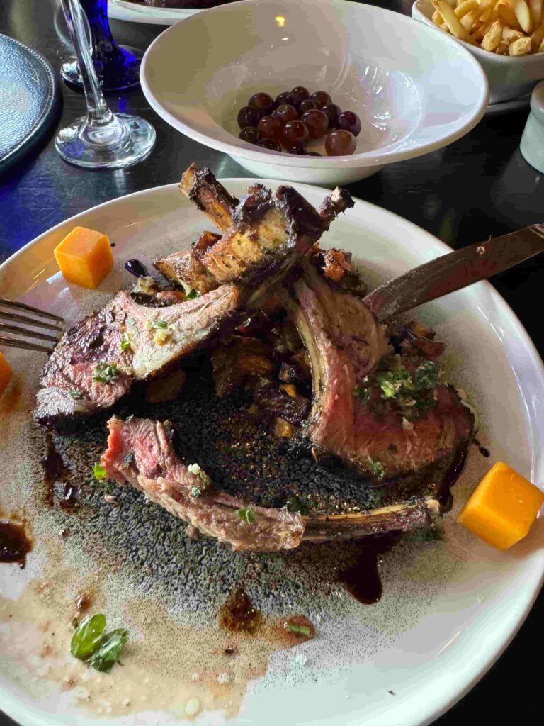 Comida servida no almoço do Restaurante Cinderella's Royal Table fica dentro do parque Magic Kingdom no Castelo da Cinderela e tem a presença das princesas no café da manhã, almoço e jantar