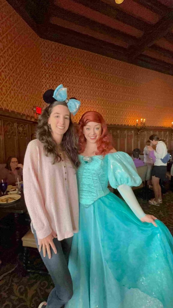 Encontro com a princesa Ariel em sua forma humana no Restaurante Cinderella's Royal Table fica dentro do parque Magic Kingdom no Castelo da Cinderela