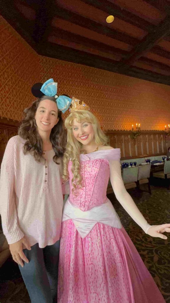 Encontro com a princesa Aurora em sua forma humana no Restaurante Cinderella's Royal Table fica dentro do parque Magic Kingdom no Castelo da Cinderela