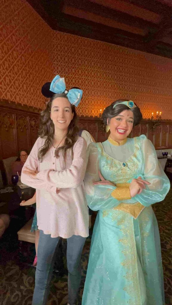 Encontro com a princesa Jasmine em sua forma humana no Restaurante Cinderella's Royal Table fica dentro do parque Magic Kingdom no Castelo da Cinderela