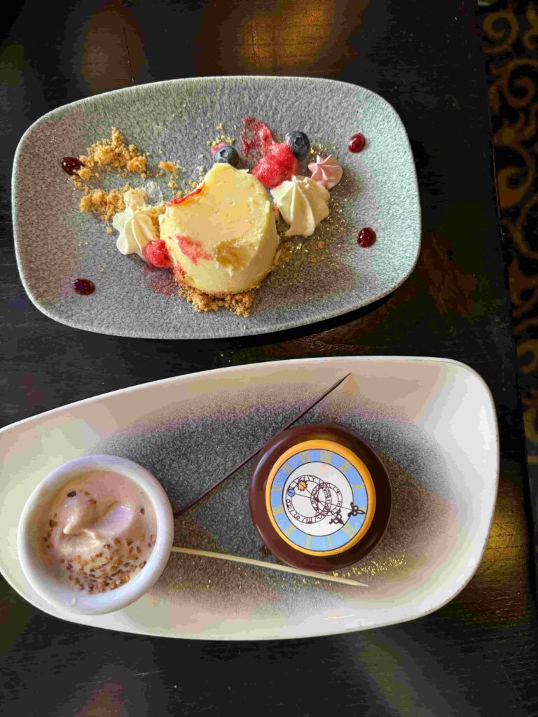 Sobremesa servida no almoço do Restaurante Cinderella's Royal Table fica dentro do parque Magic Kingdom no Castelo da Cinderela e tem a presença das princesas no café da manhã, almoço e jantar