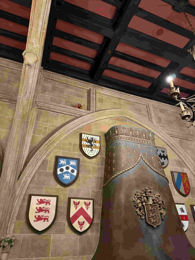 Detalhes do Restaurante Cinderella's Royal Table fica dentro do parque Magic Kingdom no Castelo da Cinderela e tem a presença das princesas no café da manhã, almoço e jantar