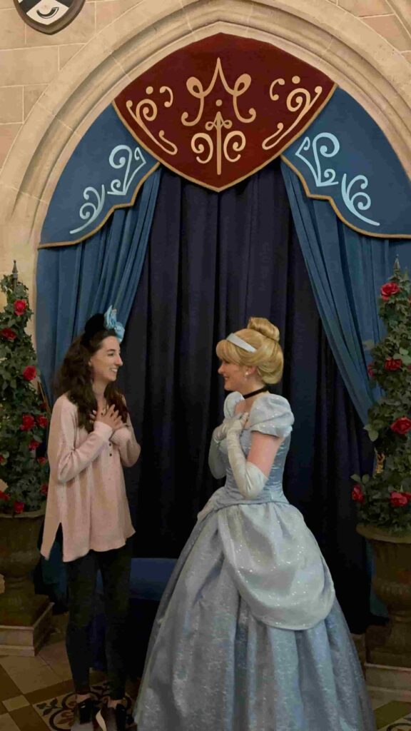 Encontro com a princesa Cinderella em sua forma humana no Restaurante Cinderella's Royal Table fica dentro do parque Magic Kingdom no Castelo da Cinderela