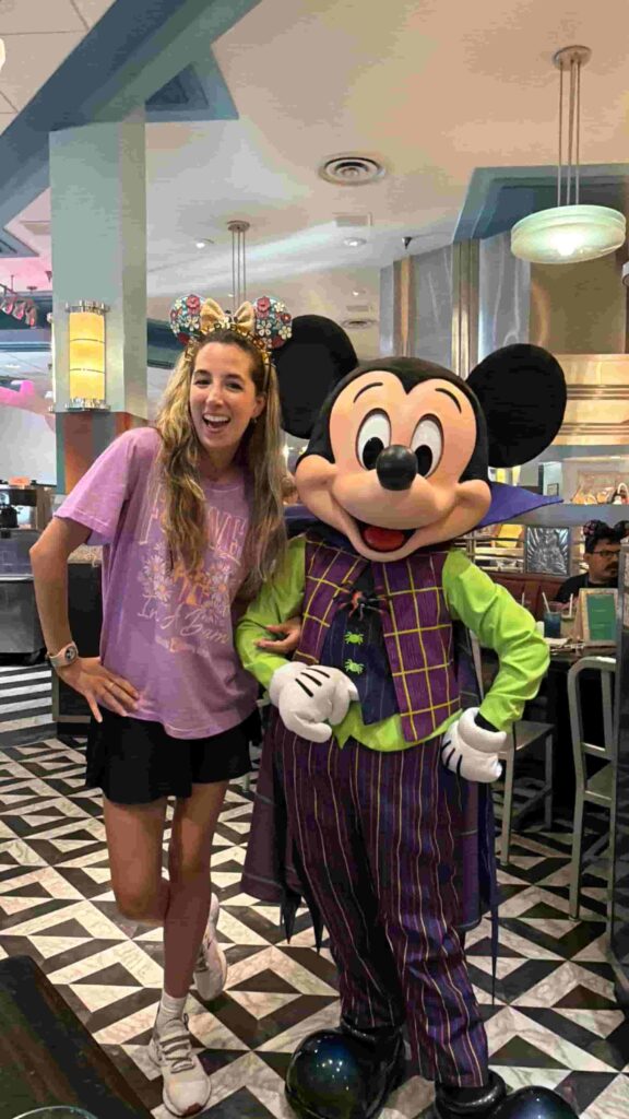 Mulher posa com o Mickey durante refeição no restaurante Hollywood & Vine no Hollywood Studios que oferece experiência com personagens no Café da manhã, almoço e jantar