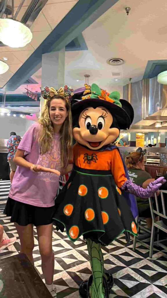Mulher posa com a Minnie durante refeição no restaurante Hollywood & Vine no Hollywood Studios que oferece experiência com personagens no Café da manhã, almoço e jantar