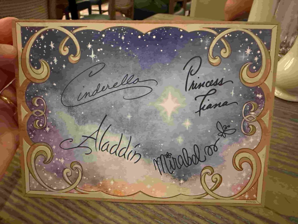 Cartão com assinaturas dos personagens presentes no restaurante 1900 Park Fare no Disney's Grand Floridian Resort em Walt Disney World Resort