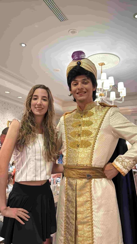 Mulher com Prince Ali no restaurante 1900 Park Fare no Disney's Grand Floridian Resort em Walt Disney World Resort
