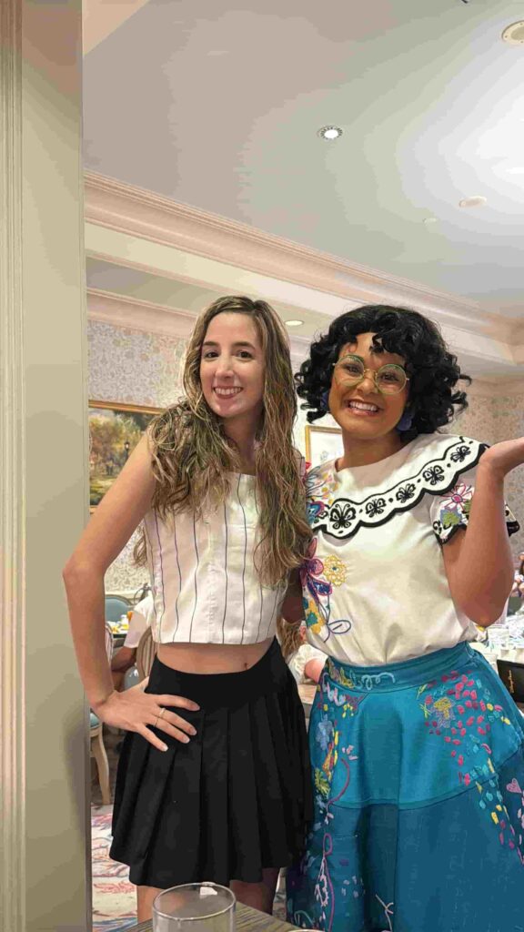 Mulher com Princesa Mirabel no restaurante 1900 Park Fare no Disney's Grand Floridian Resort em Walt Disney World Resort