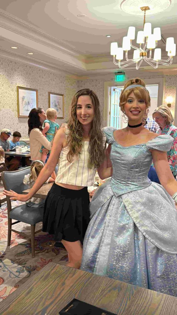 Mulher com Princesa Cinderela no restaurante 1900 Park Fare no Disney's Grand Floridian Resort em Walt Disney World Resort
