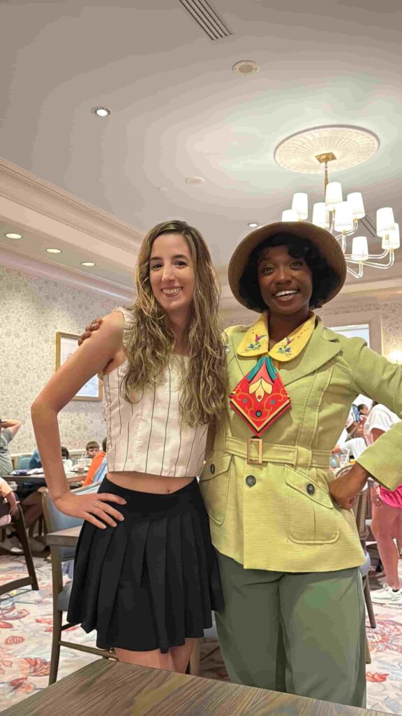 Mulher com Princesa Tiana no restaurante 1900 Park Fare no Disney's Grand Floridian Resort em Walt Disney World Resort