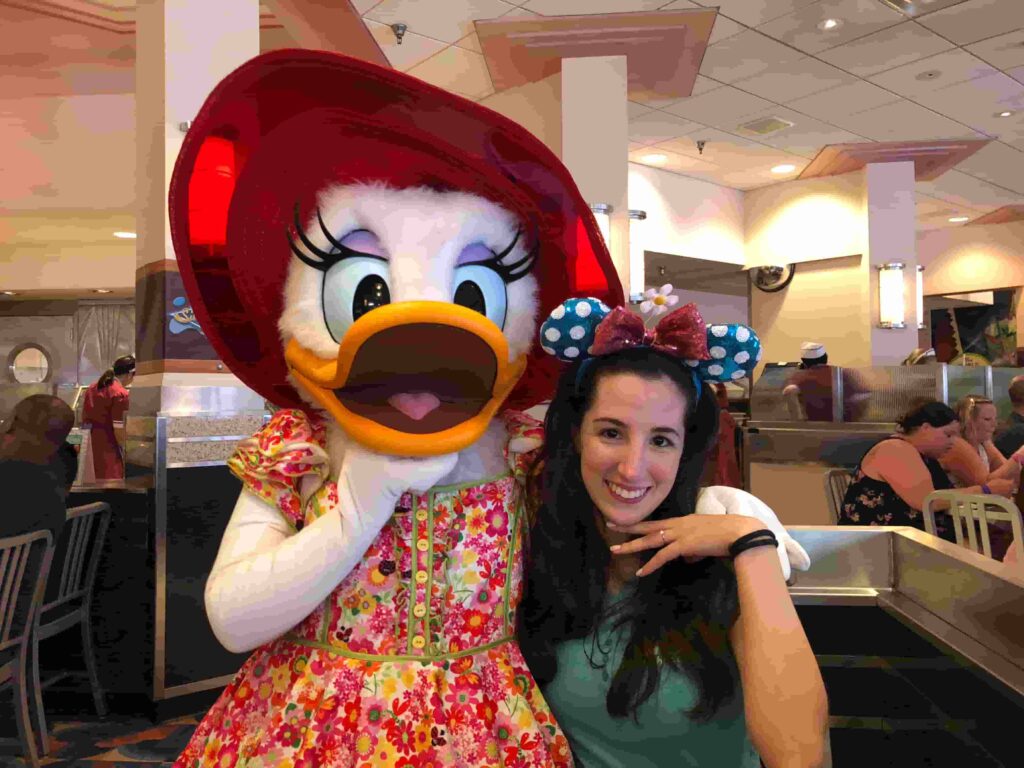 Mulher posa com a Margarida durante refeição no restaurante Hollywood & Vine no Hollywood Studios que oferece experiência com personagens no Café da manhã, almoço e jantar
