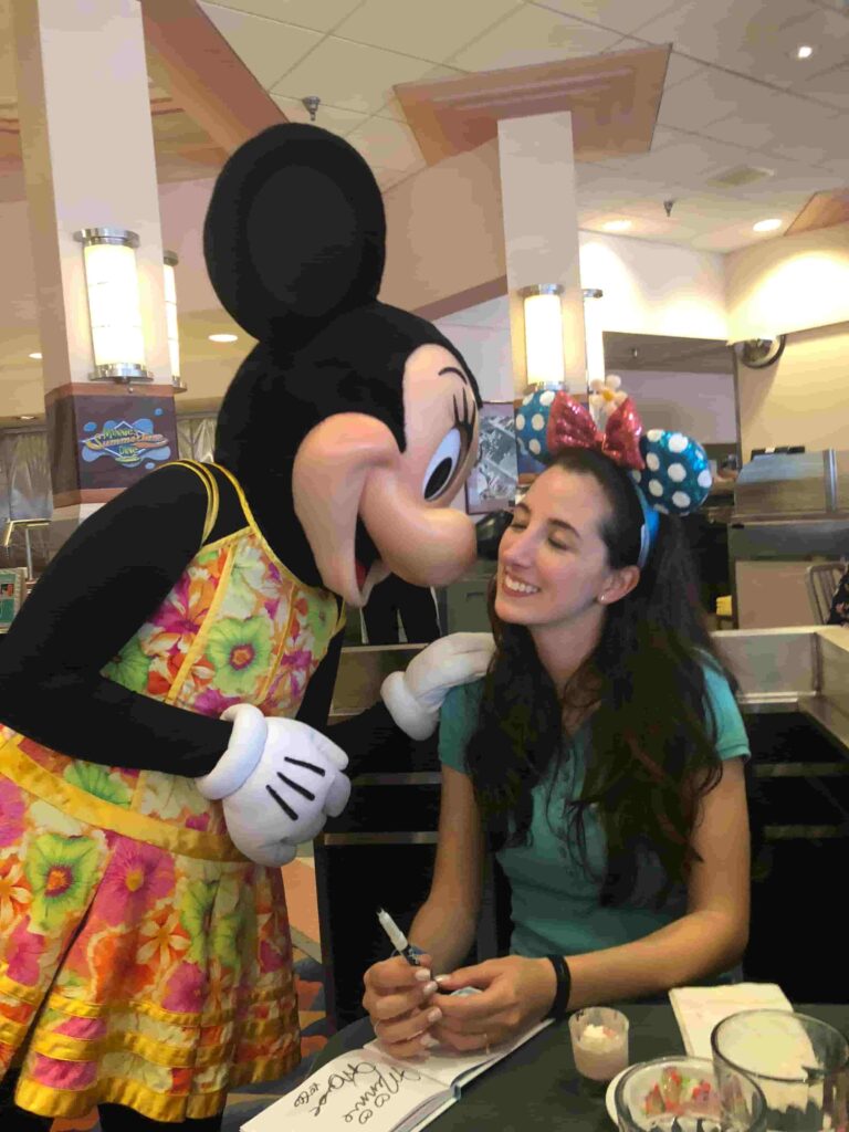 Mulher posa com a Minnie durante refeição no restaurante Hollywood & Vine no Hollywood Studios que oferece experiência com personagens no Café da manhã, almoço e jantar